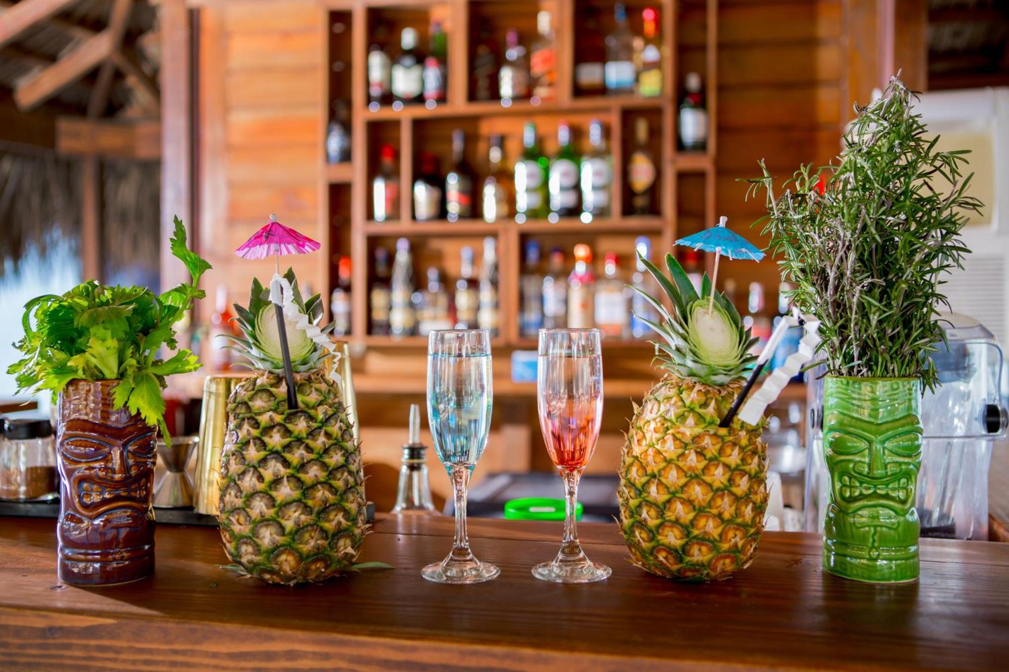 Impressive Premium Punta Cana Exterior foto Cocktails at a beach bar